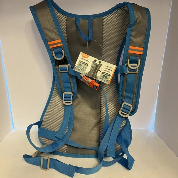 Brand New Hydration Pack 2 liters features stowaway mesh pouch - Picture 2 of 2